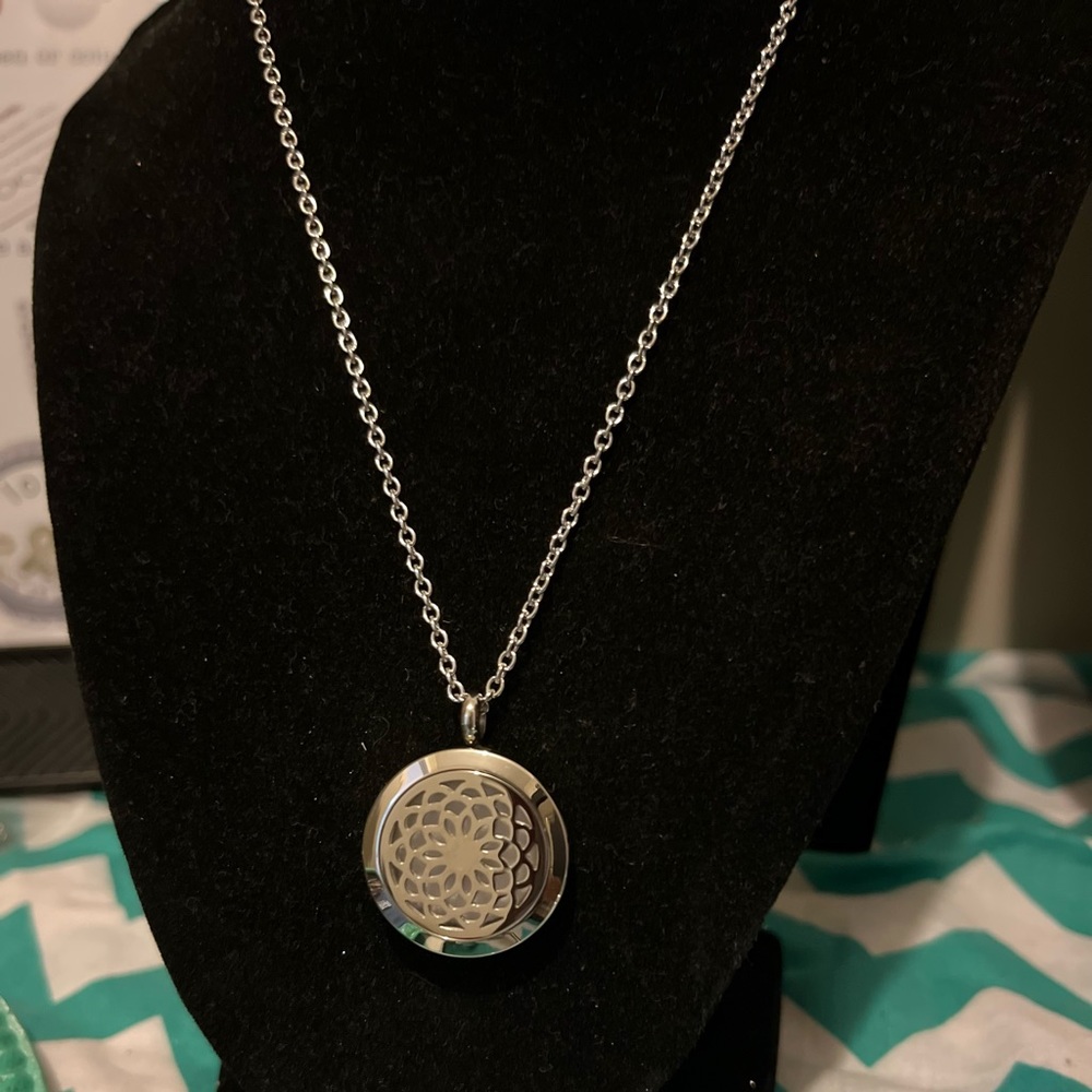 The essential oil diffuser locket